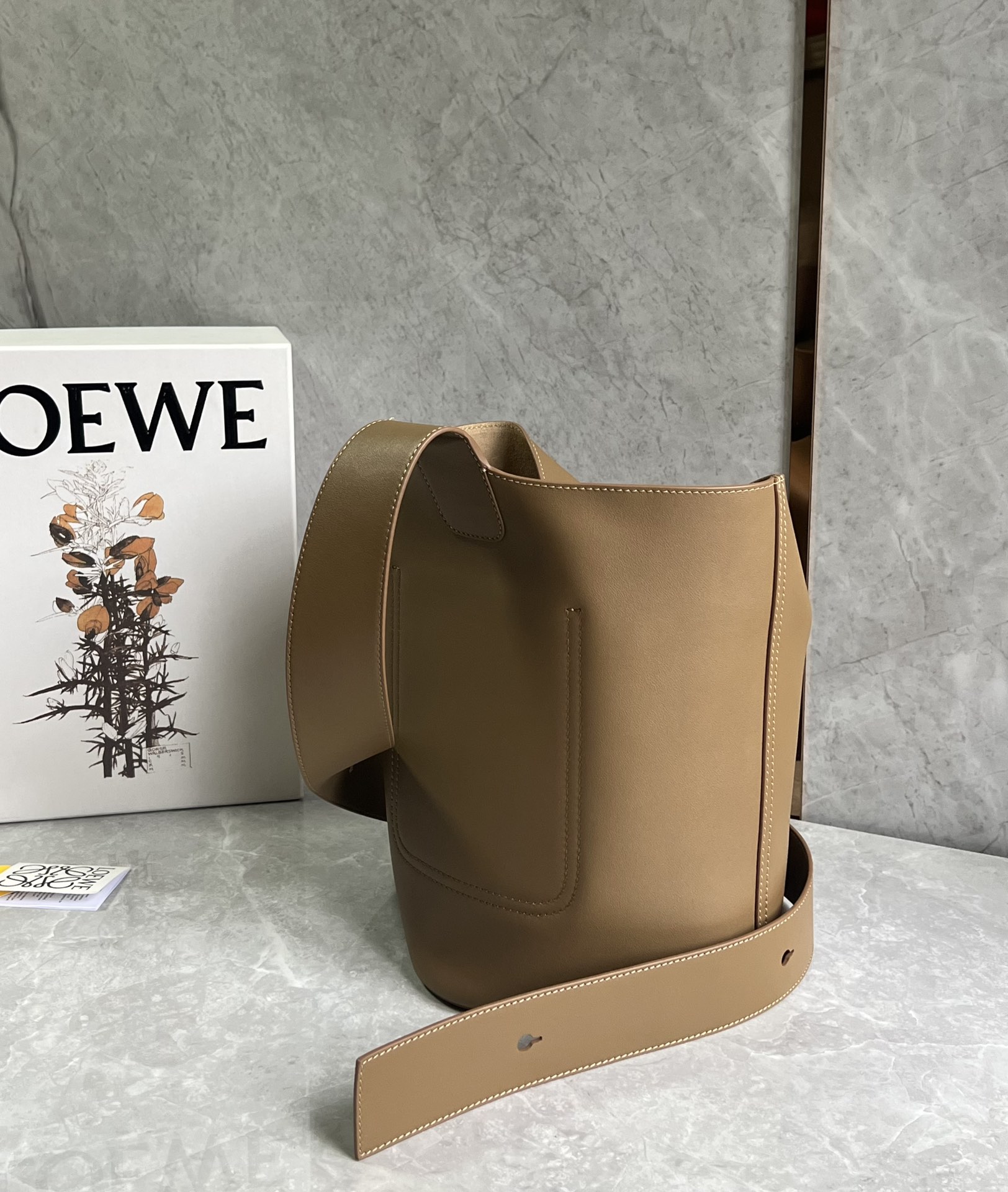 Loewe Medium Pebble Bucket in Mellow Calfskin Brown